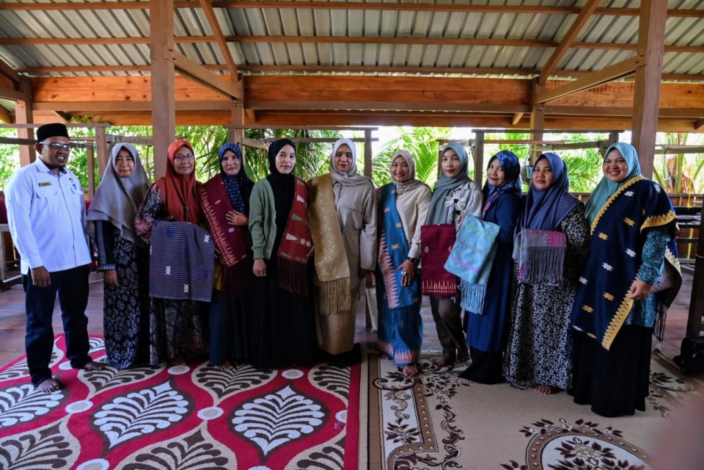 Kunjungan TP PKK Aceh Besar Dan TP PKK Aceh Kunjungi Sentra Kerajinan Songket krueng kalee